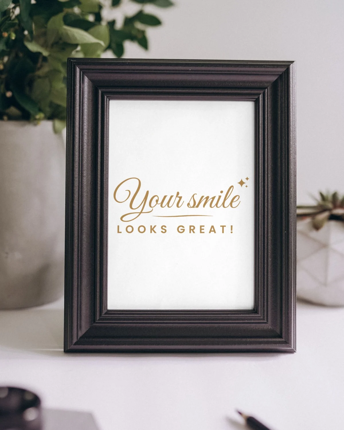 Mirror with the "Your smile looks great!" design