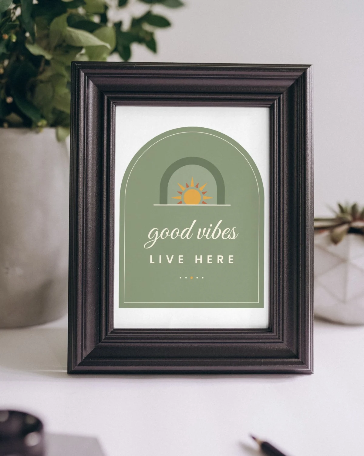 Drawing Room Sign with the "Good vibes live here." design