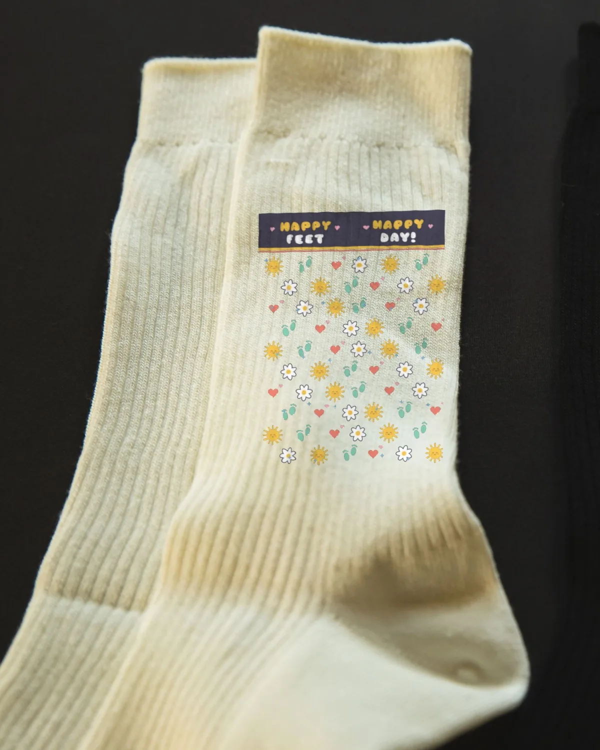 Socks with the "Happy feet, happy day." design